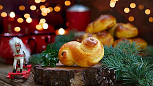 Julbild med lussekatt och juldekorationer