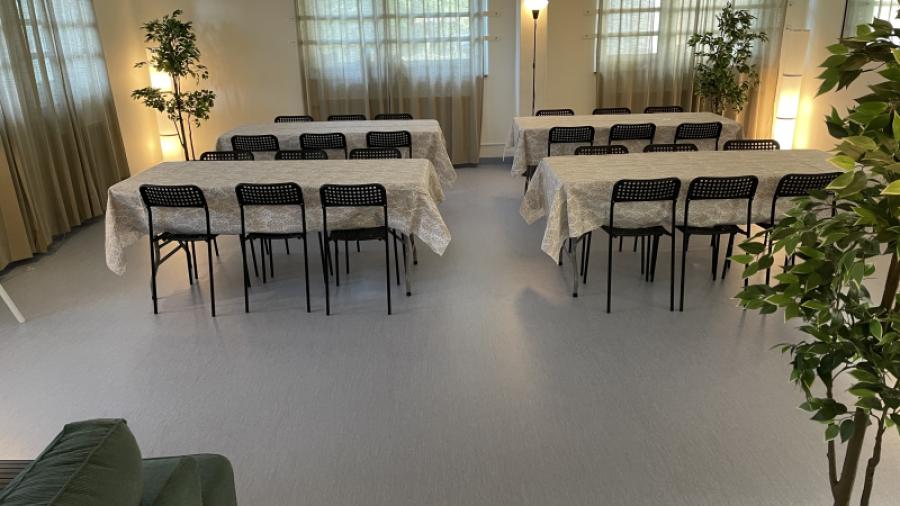 Fyra matbord med stolar i Tosterölokalen
