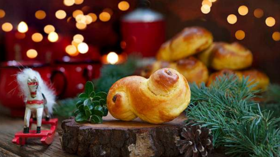 Julbild med lussekatt och juldekorationer