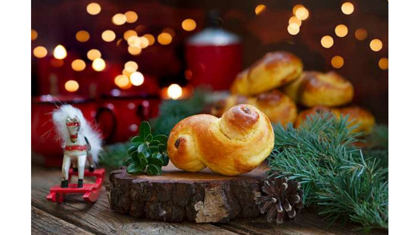 Julbild med lussekatt och juldekorationer